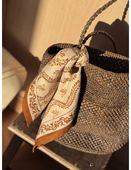 Petit foulard coton Antoinette Beige utilisé comme accessoire de sac.