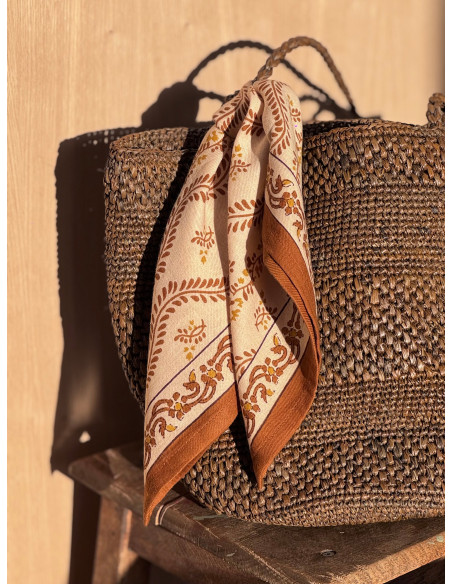 Petit foulard coton Antoinette Beige utilisé comme accessoire de sac.