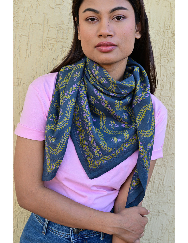 Femme portant le grand foulard Antoinette 100x100 cm noué autour du cou Byzantine