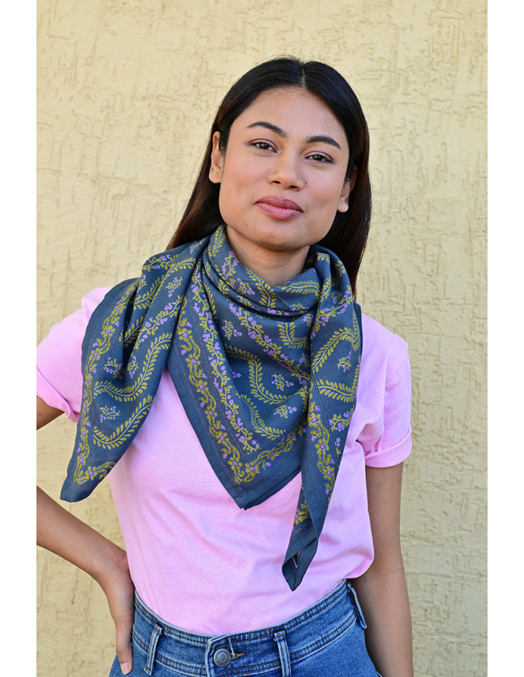 Femme portant le grand foulard Antoinette 100x100 cm noué autour du cou Byzantine