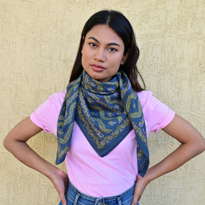 Grand foulard 100x100 cm Antoinette Bleu marine aux motifs floraux.