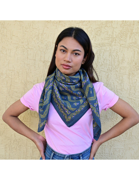 Grand foulard 100x100 cm Antoinette Bleu marine aux motifs floraux.