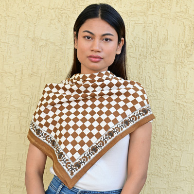 Grand foulard 100x100 cm Checks Bistre motif damier en coton.