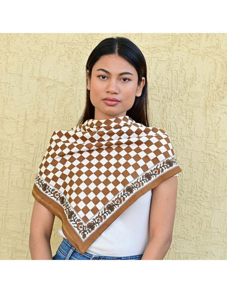 Grand foulard 100x100 cm Checks Bistre motif damier en coton.