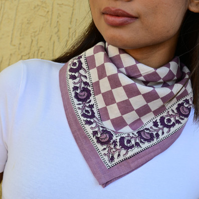 Petit foulard 50x50 cm Checks Violet motif damier en coton.