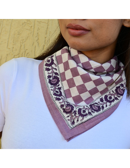 Petit foulard 50x50 cm Checks Violet motif damier en coton.