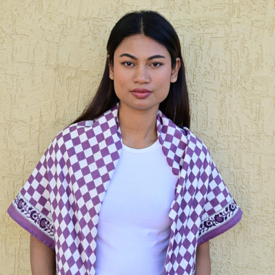 Grand foulard 100x100 cm Checks Violet motif damier en coton.