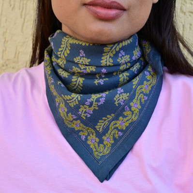 Petit foulard 50x50 cm Antoinette Bleu Marine aux motifs floraux.