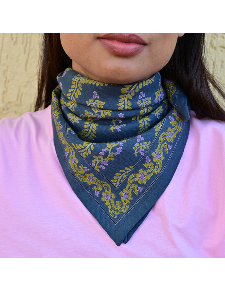 Petit foulard 50x50 cm Antoinette Bleu Marine aux motifs floraux.