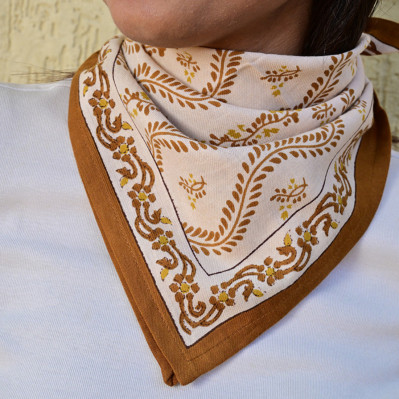 Petit foulard 50x50 cm Antoinette Beige aux motifs floraux.