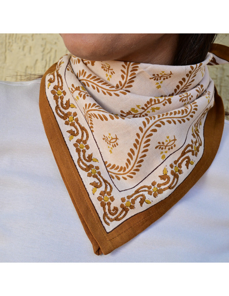Petit foulard 50x50 cm Antoinette Beige aux motifs floraux.