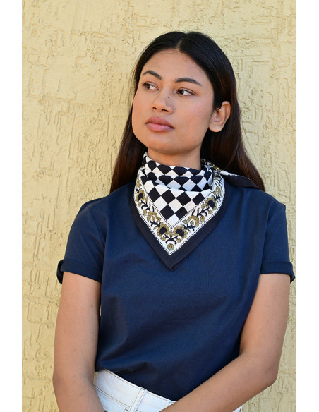 Femme portant le petit foulard Checks Nuit 50x50 cm noué autour du cou.