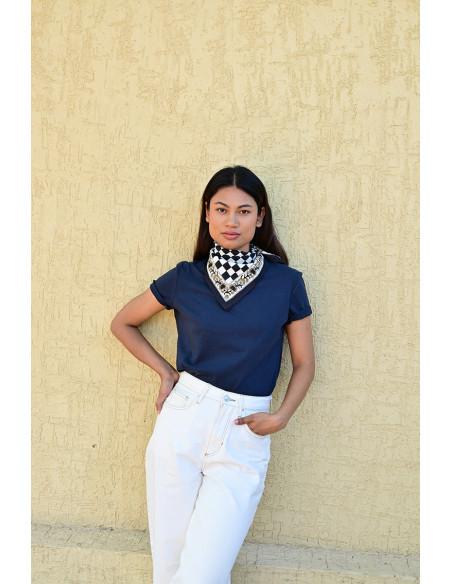 Femme portant le petit foulard Checks Nuit 50x50 cm noué autour du cou.