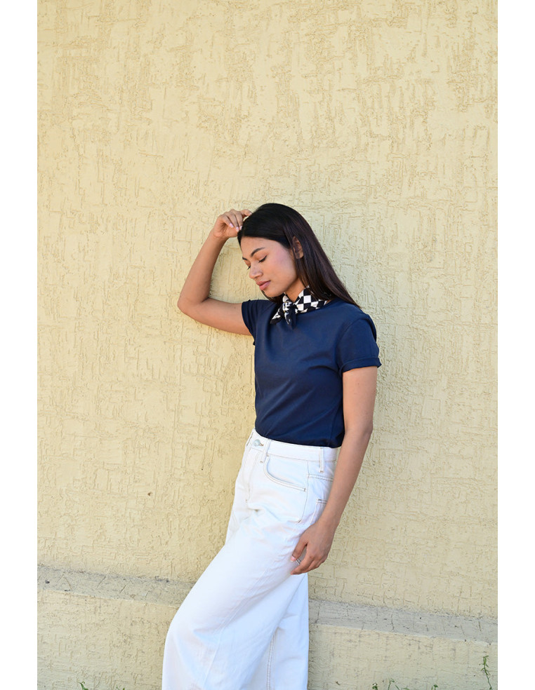 Femme portant le petit foulard Checks Nuit 50x50 cm noué autour du cou.