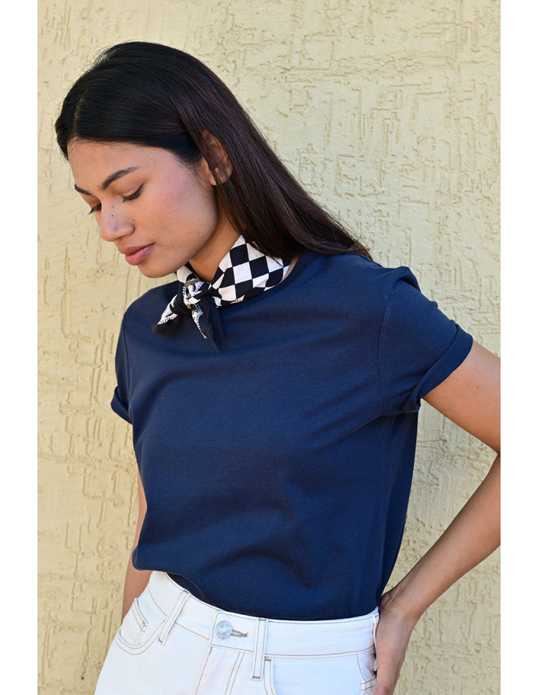 Femme portant le petit foulard Checks Nuit 50x50 cm noué autour du cou.