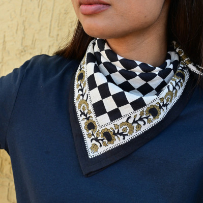 Petit foulard 50x50 cm Checks Nuit motif damier en coton.