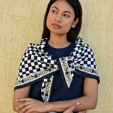 Grand foulard 100x100 cm Checks Nuit motif damier en coton.
