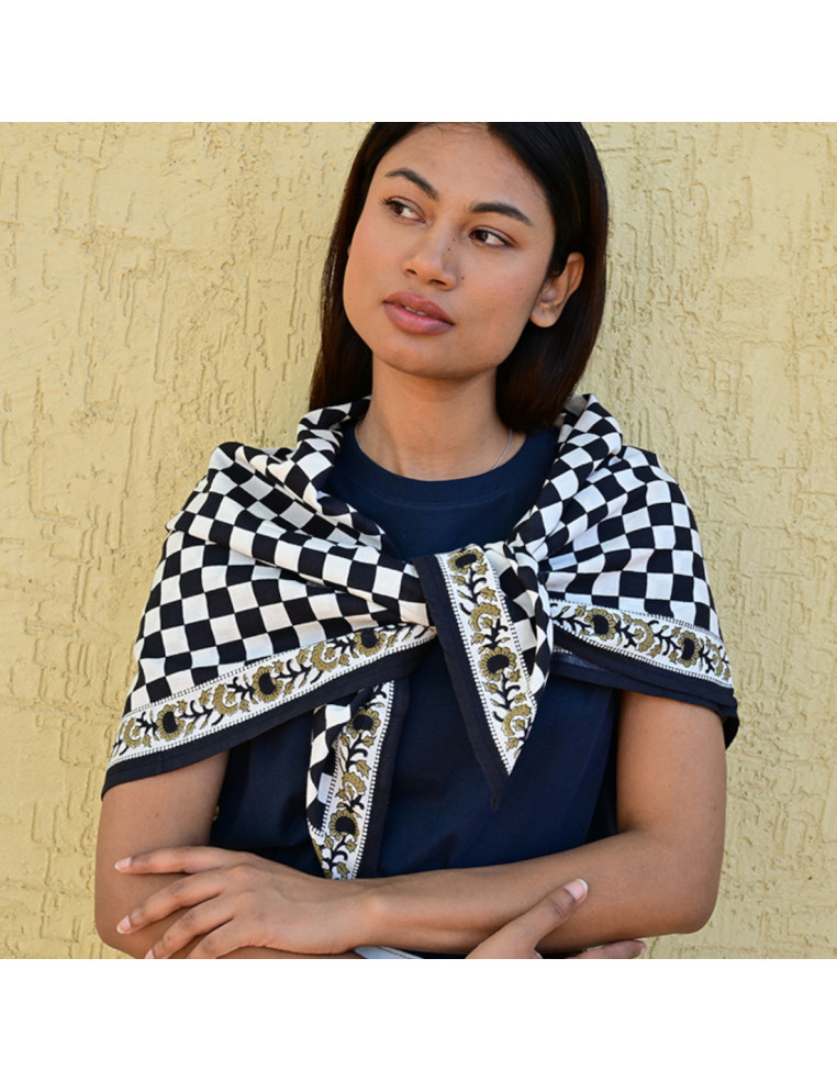 Grand foulard 100x100 cm Checks Nuit motif damier en coton.