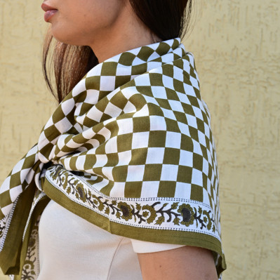 Grand foulard 100x100 cm Checks Vert motif damier en coton.