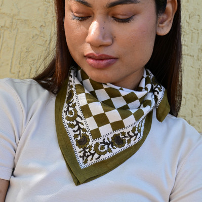 Petit foulard 50x50 cm Checks Vert motif damier en coton.