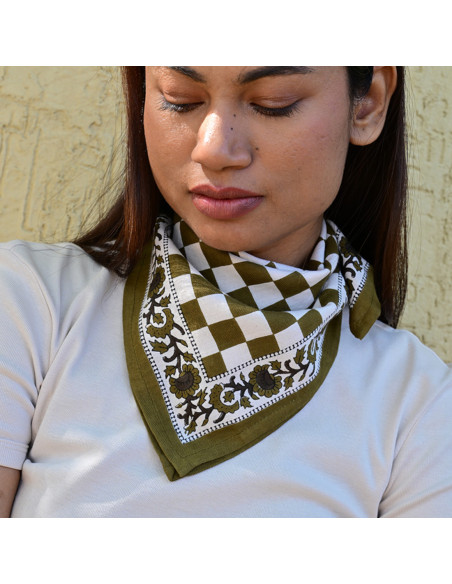 Petit foulard 50x50 cm Checks Vert motif damier en coton.
