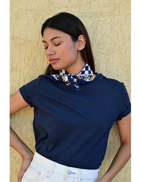 Femme portant le petit foulard Checks Bleu Marine 50x50 cm noué autour du cou.