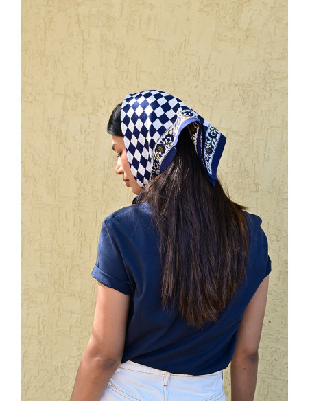 Femme portant le petit foulard Checks Bleu Marine 50x50 cm en bandana.