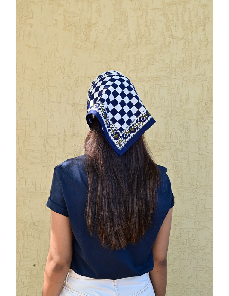 Femme portant le petit foulard Checks Bleu Marine 50x50 cm en bandana.
