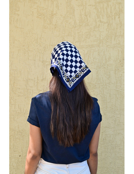 Femme portant le petit foulard Checks Bleu Marine 50x50 cm en bandana.