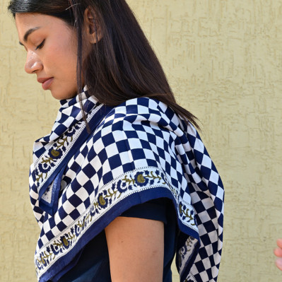 Grand foulard 100x100 cm Checks Bleu Marine motif damier en coton.