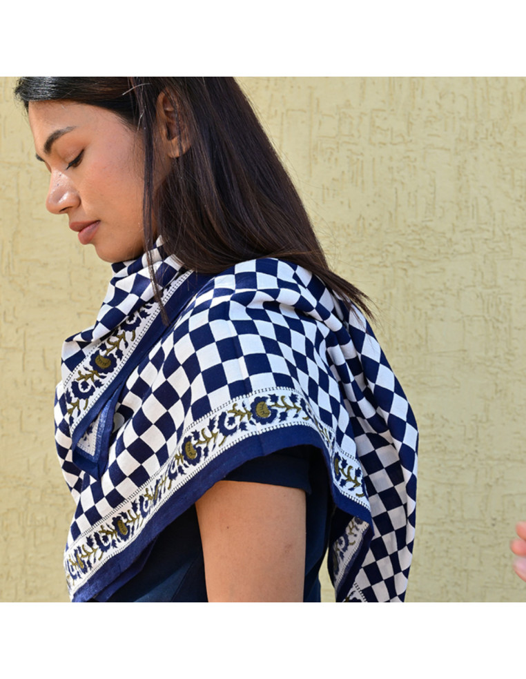 Grand foulard 100x100 cm Checks Bleu Marine motif damier en coton.