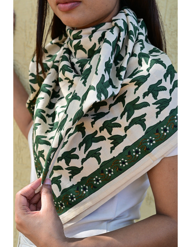 Gros plan sur l'impression blockprint aux encres végétales sur fond écru.