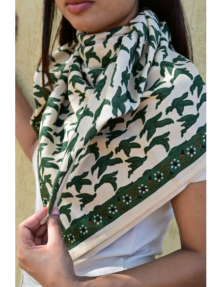 Gros plan sur l'impression blockprint aux encres végétales sur fond écru.