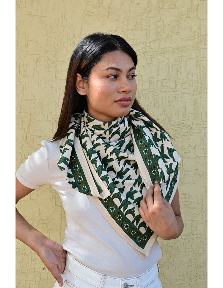 Femme portant le grand foulard Mercure Forêt 100x100 cm noué autour du cou.