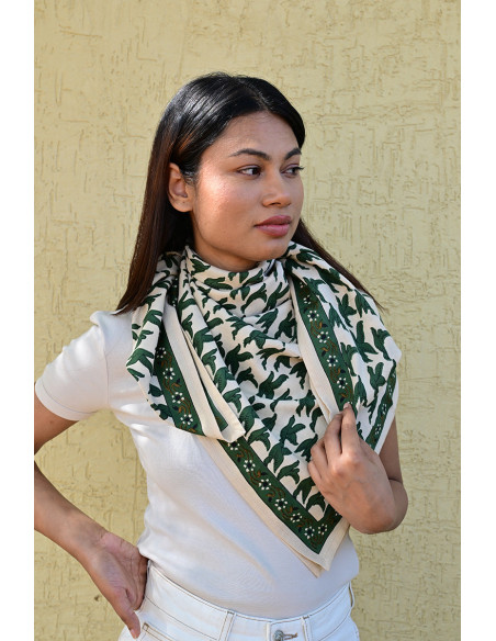 Femme portant le grand foulard Mercure Forêt 100x100 cm noué autour du cou.