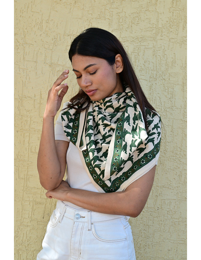 Femme portant le grand foulard Mercure Forêt 100x100 cm noué autour du cou.