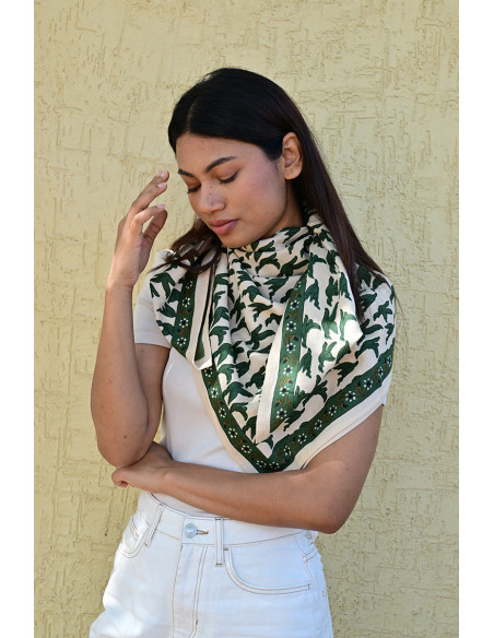 Femme portant le grand foulard Mercure Forêt 100x100 cm noué autour du cou.