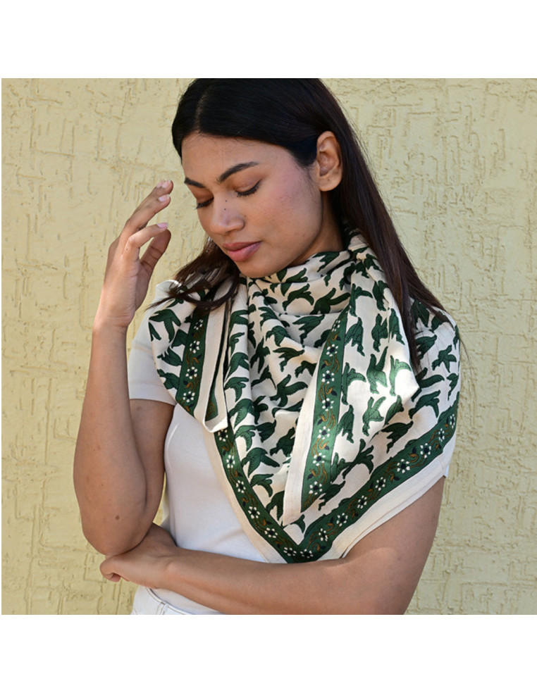 Grand foulard 100x100 cm Mercure Forêt motifs oiseaux verts.