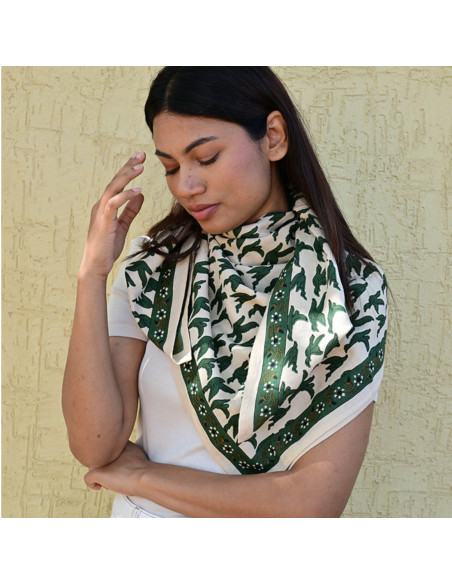 Grand foulard 100x100 cm Mercure Forêt motifs oiseaux verts.