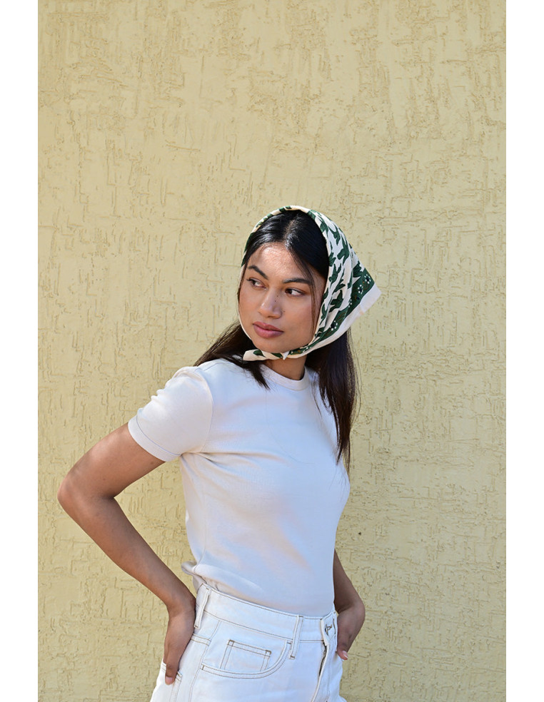 Femme portant le petit foulard Mercure Forêt 50x50 cm en bandana.