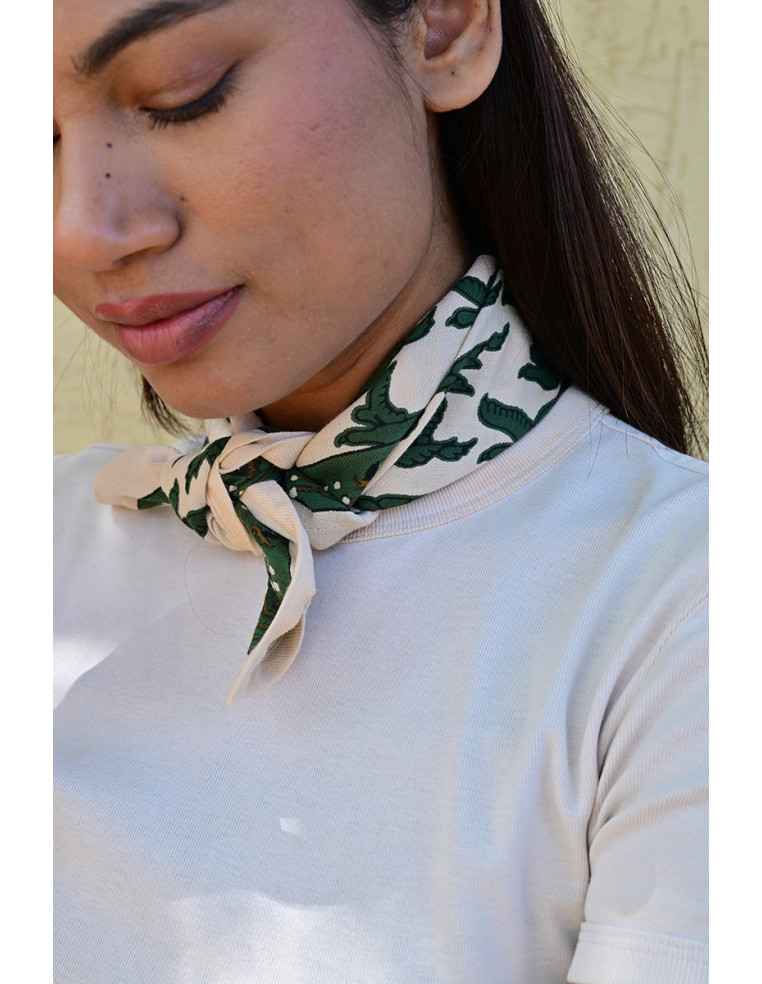 Gros plan sur l'impression blockprint aux encres végétales sur fond écru.