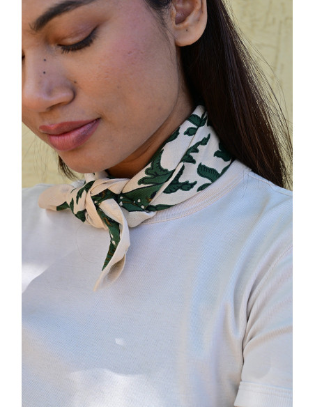 Gros plan sur l'impression blockprint aux encres végétales sur fond écru.