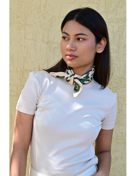 Femme portant le petit foulard Mercure Forêt 50x50 cm noué autour du cou.