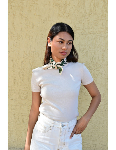 Femme portant le petit foulard Mercure Forêt 50x50 cm noué autour du cou.