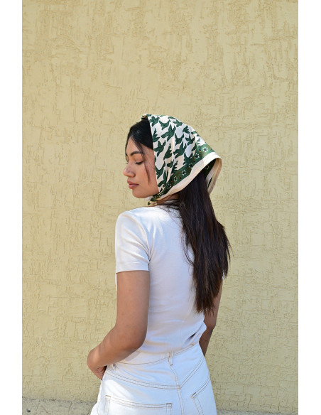 Femme portant le petit foulard Mercure Forêt 50x50 cm en bandana.