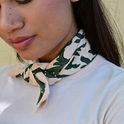 Petit foulard 50x50 cm Mercure Forêt motifs oiseaux verts.