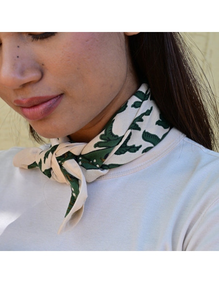 Petit foulard 50x50 cm Mercure Forêt motifs oiseaux verts.