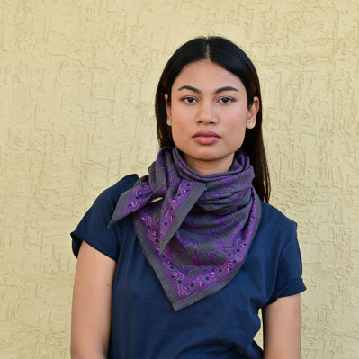 Grand foulard 100x100 cm Mercure Grisaille motifs oiseaux violets.