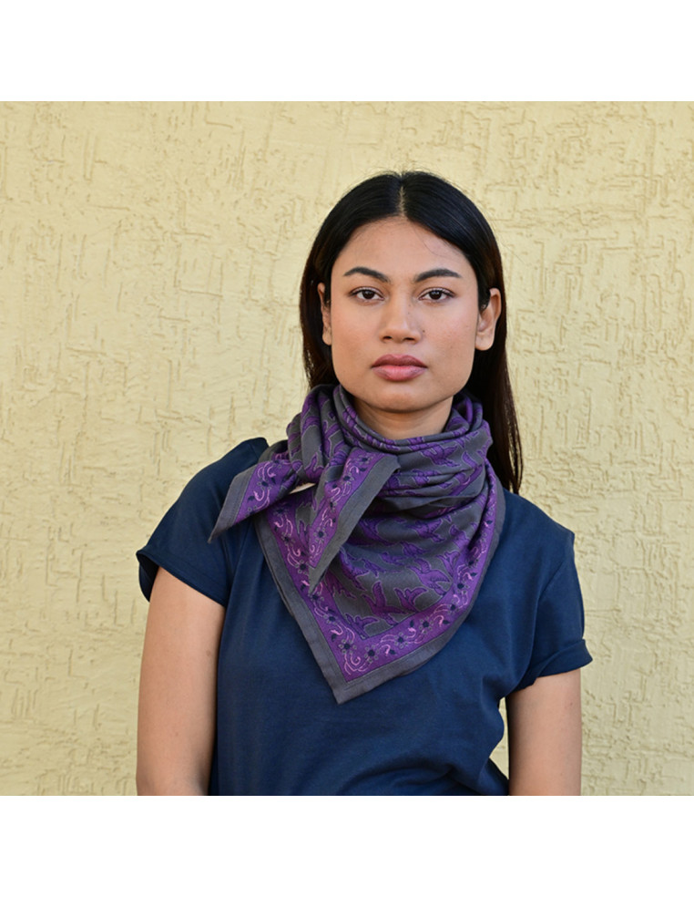 Grand foulard 100x100 cm Mercure Grisaille motifs oiseaux violets.