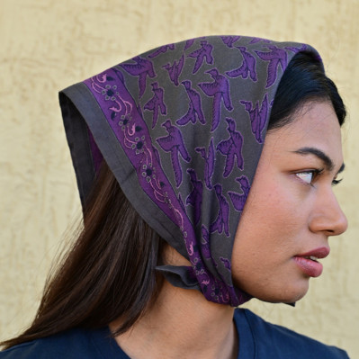 Petit foulard 50x50 cm Mercure Grisaille motifs oiseaux violets.